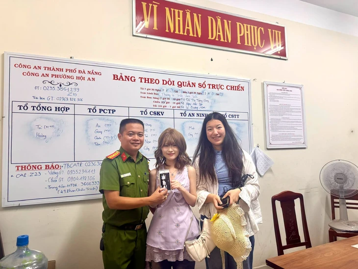 Nữ du khách Trung Quốc viết thư, vẽ hình 'chú công an Hội An' khi tìm lại được điện thoại - Ảnh 1.