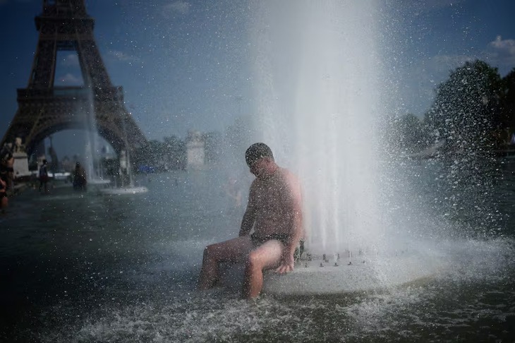 Không đủ máy lạnh, người dân Paris kéo ra tháp Eiffel để... 'tắm' - Ảnh 2.