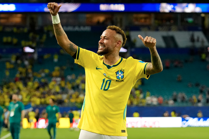 Neymar khóc khi trở lại và nhận tràng pháo tay lớn nhất World Cup - Ảnh 1.