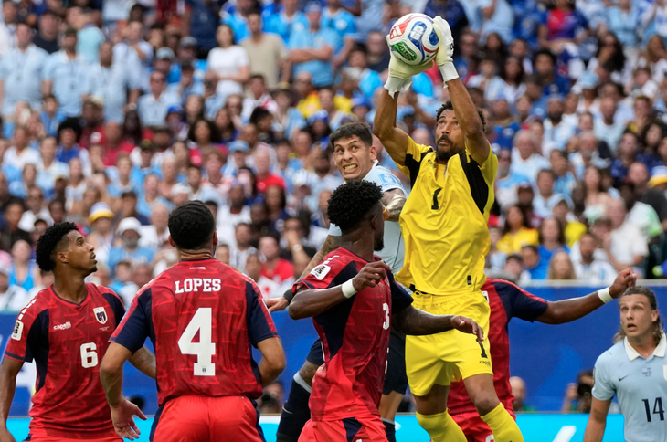 Thủ môn Vozinha của Cape Verde bất ngờ 'đắt hàng' sau World Cup - Ảnh 1.