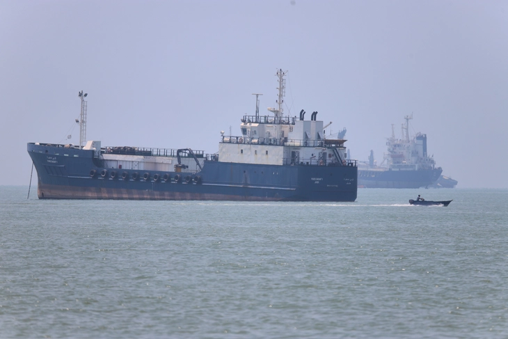 Tàu bị trúng 'vật thể chưa xác định' ở eo biển Hormuz - Ảnh 1.