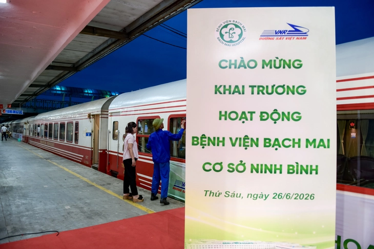 Lần đầu tiên vận hành 'chuyến tàu Bạch Mai' đưa y bác sĩ làm việc giữa Hà Nội và Ninh Bình - Ảnh 2.