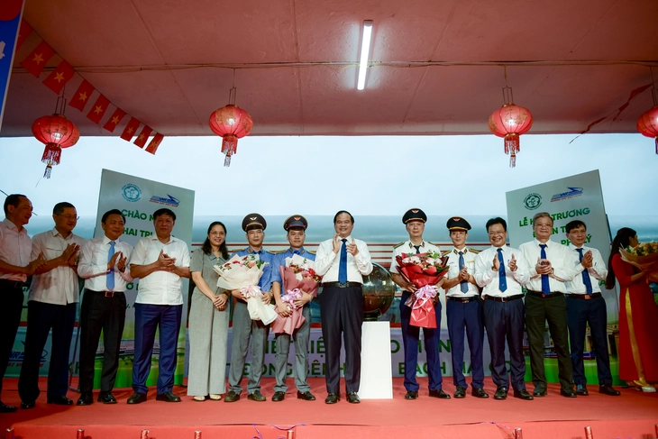 Lần đầu tiên vận hành 'chuyến tàu Bạch Mai' đưa y bác sĩ làm việc giữa Hà Nội và Ninh Bình - Ảnh 5.