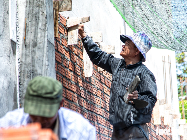 Nhọc nhằn mưu sinh trên công trường xây dựng nắng như đổ lửa - Ảnh 11.