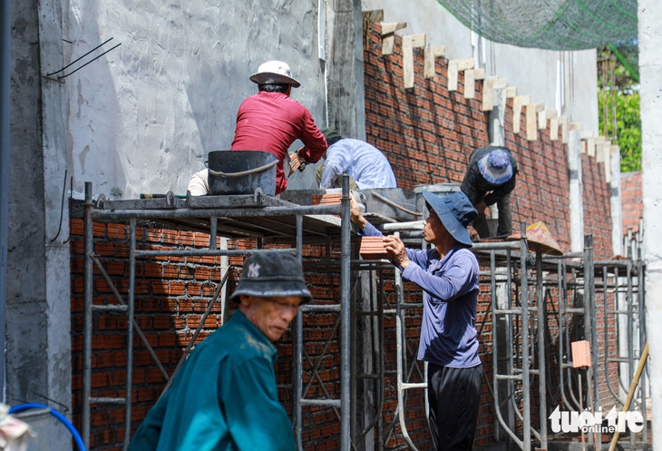 Nhọc nhằn mưu sinh trên công trường xây dựng nắng như đổ lửa - Ảnh 3.