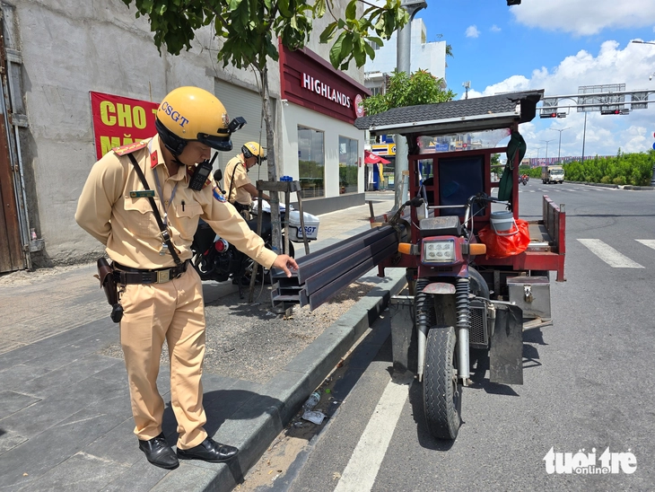 CSGT TP.HCM xử lý tài xế xe ba gác chở sắt dài ngoằng, shipper để hàng che biển số - Ảnh 1.