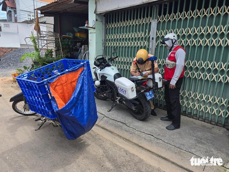 CSGT TP.HCM xử lý tài xế xe ba gác chở sắt dài ngoằng, shipper để hàng che biển số - Ảnh 2.