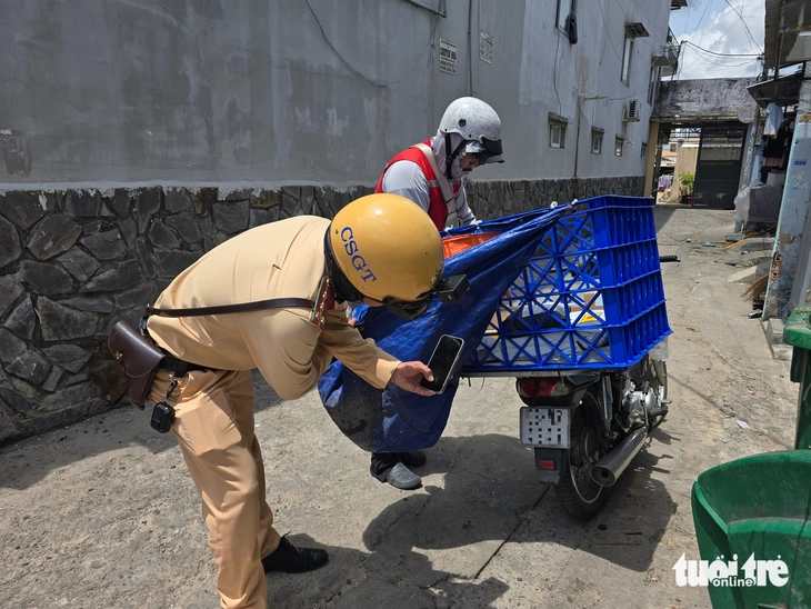 CSGT TP.HCM xử lý tài xế xe ba gác chở sắt dài ngoằng, shipper để hàng che biển số - Ảnh 5.