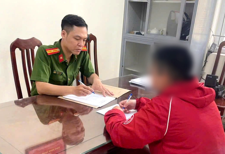 Công an đã mời làm việc nam shipper giật tóc, kéo lê cô gái trên vỉa hè - Ảnh 2.