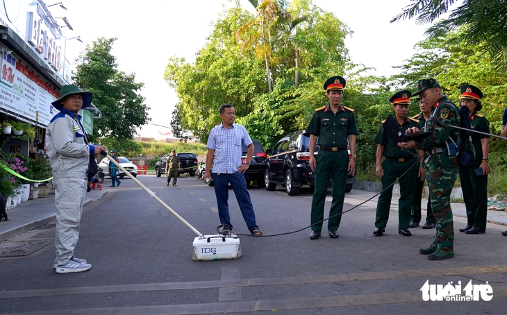 Cận cảnh quân đội dùng ra đa tìm liệt sĩ hi sinh ở Huế - Ảnh 2.