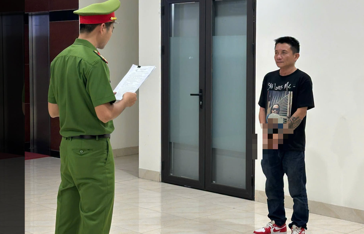 Nhậu xỉn, người đàn ông lái ô tô tông quán dê Huynh Đệ rồi thách thức công an - Ảnh 1.