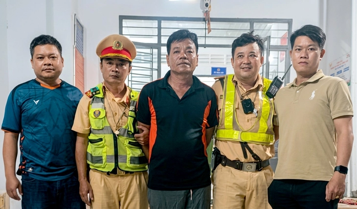 CSGT Đồng Tháp truy đuổi nghi phạm giết người từ TP . HCM năm 2026 - Ảnh 2.