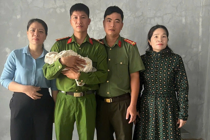 Bé trai 3 ngày tuổi bị bỏ rơi trước chùa Hoằng Phúc kèm tờ giấy ghi 'con là sinh viên' - Ảnh 1.
