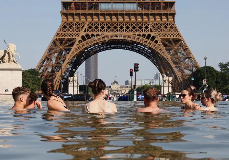 Không đủ máy lạnh, người dân Paris kéo ra tháp Eiffel để... 'tắm' - Ảnh 1.