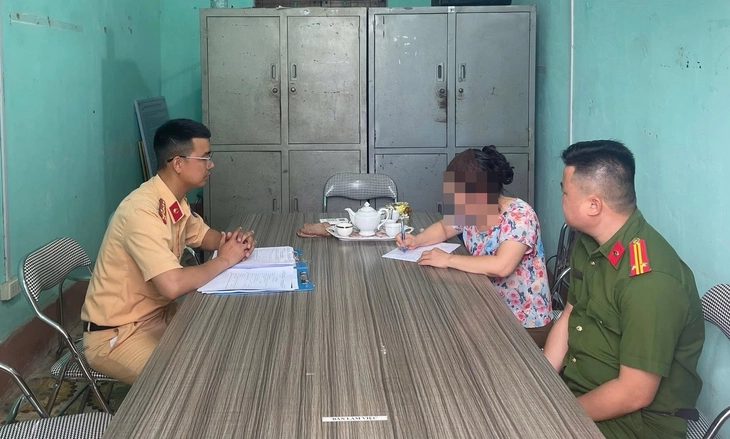 Livestream tập thể dục tại đường ray tàu hỏa, người phụ nữ bị xử phạt - Ảnh 3.