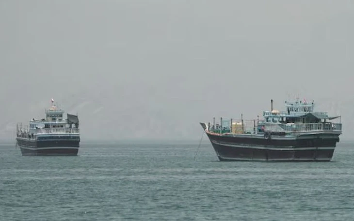 Tàu bị trúng 'vật thể chưa xác định' ở eo biển Hormuz - Ảnh 3.