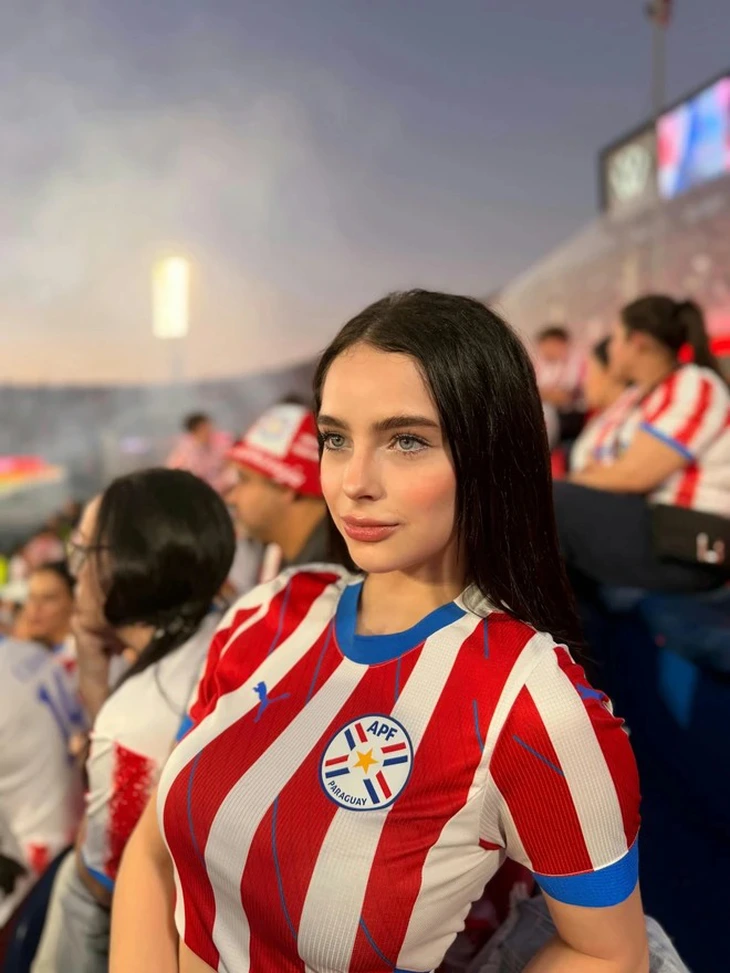 Nữ CĐV World Cup phải quay clip chứng minh mình không phải AI - Ảnh 2.