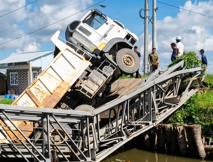 Xe ben làm sập cầu sắt ở xã Vĩnh Phong , An Giang: Sự cố hy hữu cần khắc phục ngay - Ảnh 1.