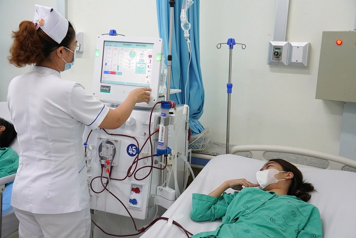 Nhiều cơ sở lọc thận quá tải, bệnh nhân phải 'chạy cấp cứu' - Ảnh 1.