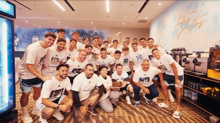 Messi nhận quà đặc biệt từ đồng đội, đón sinh nhật tuổi 39 ở World Cup - Ảnh 1.