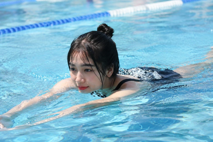 Rủ nhau đi bơi vì đau cổ vai gáy, chuyên gia cảnh báo kiểu bơi dễ làm bệnh nặng hơn - Ảnh 1.