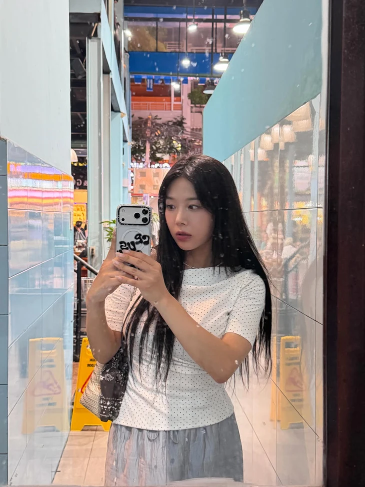 Yubin Wonder Girls mê mẩn bánh mì, khoe ảnh du lịch Việt Nam - Ảnh 4.