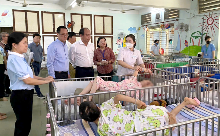 Các trung tâm bảo trợ xã hội nói gì khi phải đưa người yếu thế đến tận bệnh viện khám? - Ảnh 1.