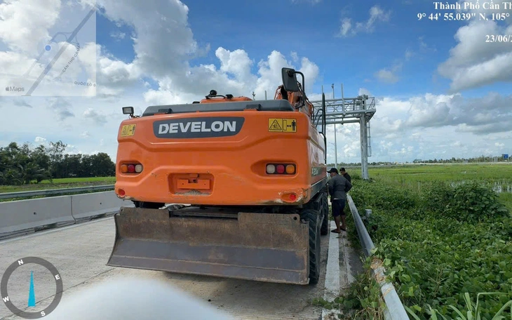 Tự đăng clip vi phạm giao thông lên Facebook, người phụ nữ Cà Mau bị mời làm việc - Ảnh 2.