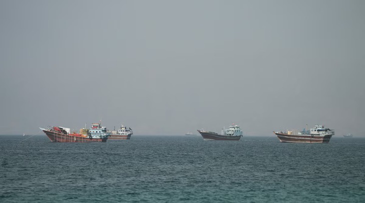 Liên hợp quốc tạm dừng sơ tán thủy thủ sau vụ tấn công tại eo biển Hormuz - Ảnh 1.