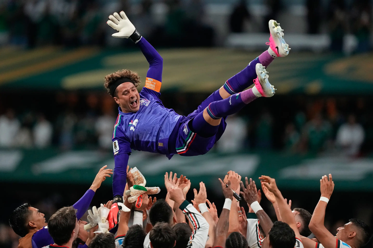 85.000 CĐV tri ân thủ môn huyền thoại Ochoa tại World Cup - Ảnh 1.