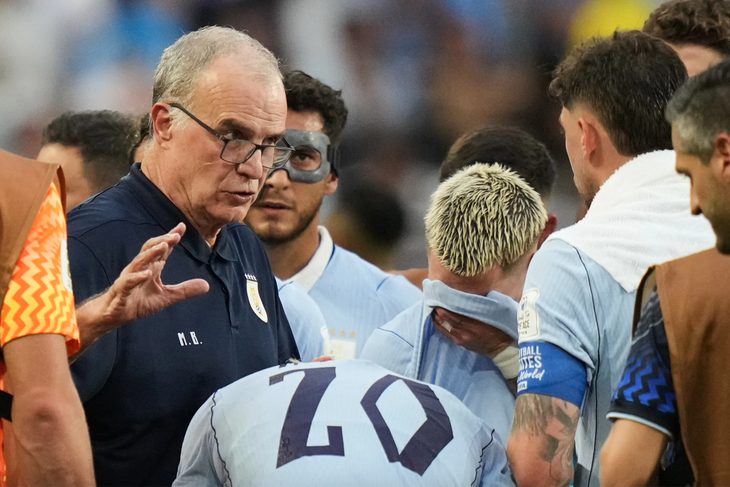 Thực hư chuyện tuyển thủ Uruguay nổi loạn, chống HLV Marcelo Bielsa ở World Cup - Ảnh 1.