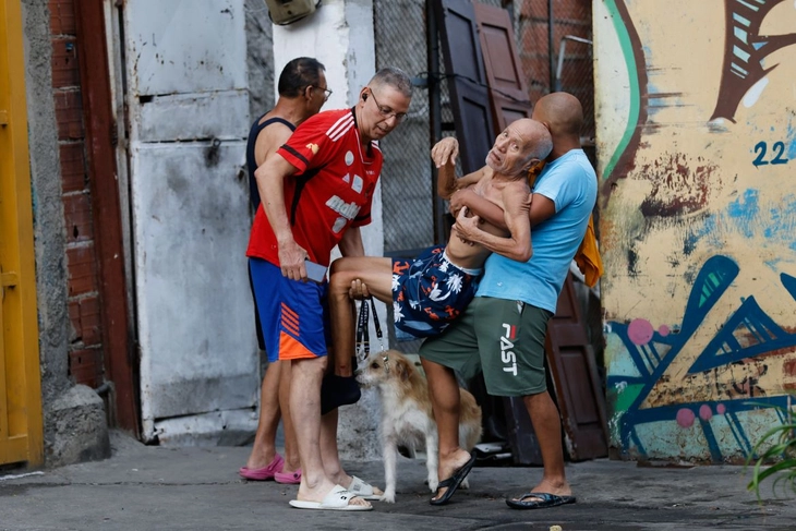 Bới gạch đá tìm con ở Venezuela - Ảnh 3.