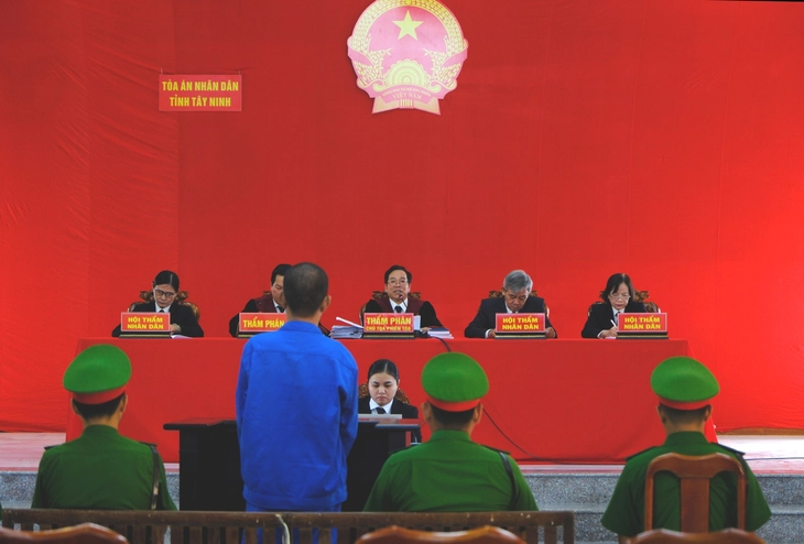 Người dân kéo đến xem xét xử lưu động hung thủ giết 3 bà cháu gia đình người tình ở Tây Ninh - Ảnh 2.