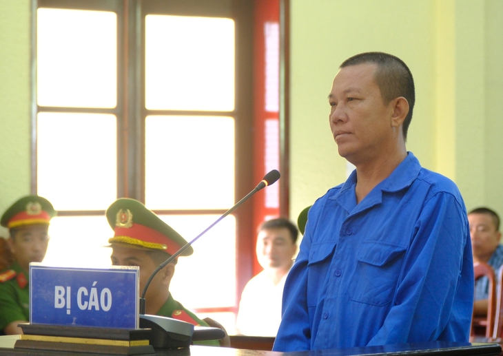 Người dân kéo đến xem xét xử lưu động hung thủ giết 3 bà cháu gia đình người tình ở Tây Ninh - Ảnh 1.