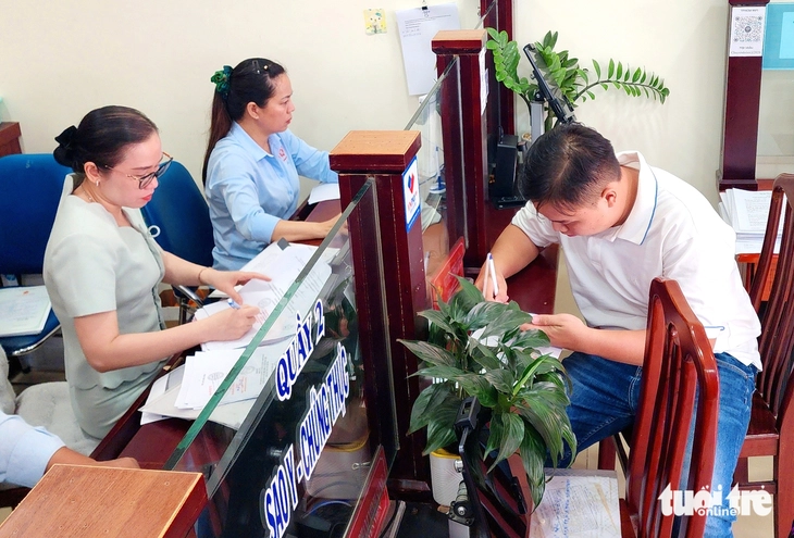 Người dân 'hẹn giờ' làm thủ tục hành chính ở Bình Chánh, không cần bấm số chờ - Ảnh 2.