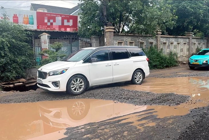 Cao tốc Biên Hòa - Vũng Tàu vừa thông, đường dân sinh tan nát - Ảnh 3.