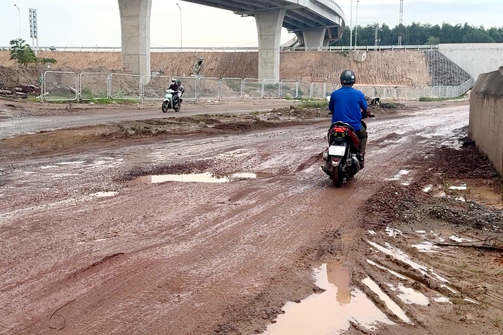 Cao tốc Biên Hòa - Vũng Tàu vừa thông, đường dân sinh tan nát - Ảnh 2.