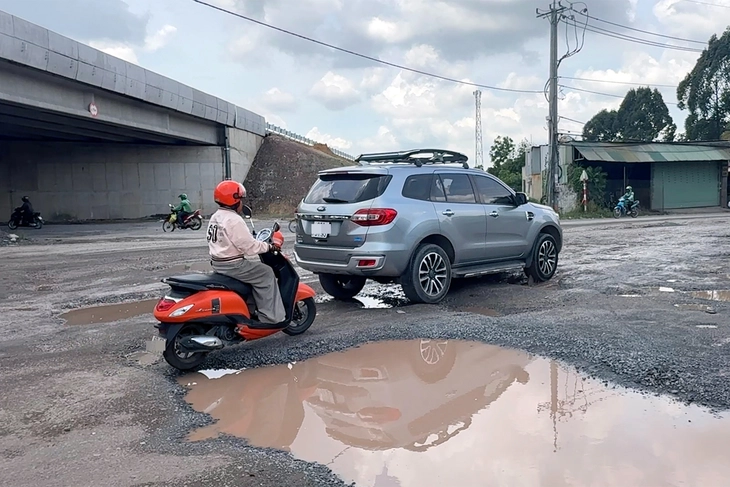 Cao tốc Biên Hòa - Vũng Tàu vừa thông, đường dân sinh tan nát - Ảnh 1.