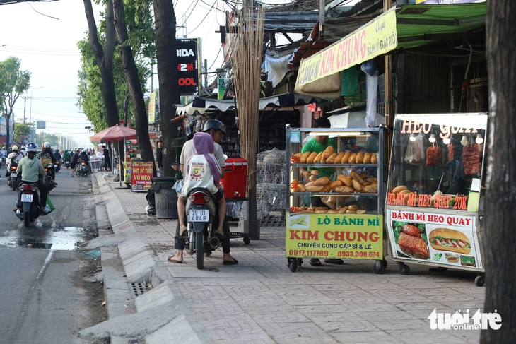 Vỉa hè ở xã Bình Hưng, Tân Vĩnh Lộc, Vĩnh Lộc bị tái chiếm, lực lượng chức năng tăng cường xử lý - Ảnh 2.