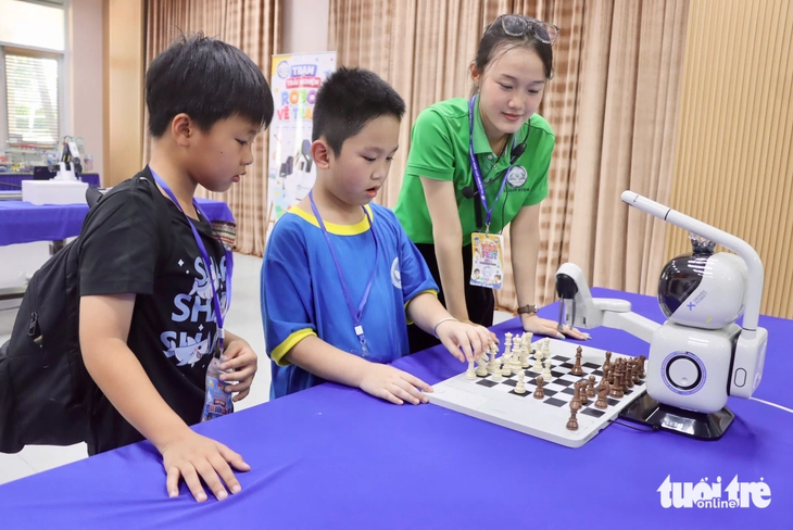 Thiếu nhi TP.HCM thích thú đánh cờ vua cùng robot, trải nghiệm STEAM - Ảnh 1.