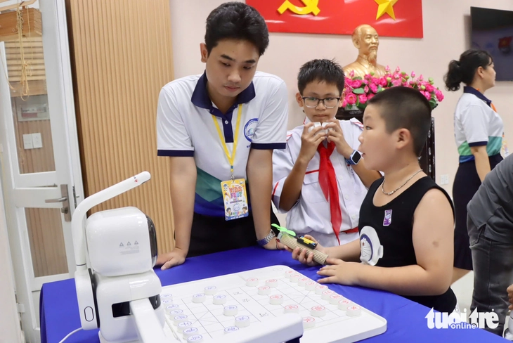Thiếu nhi TP.HCM thích thú đánh cờ vua cùng robot, trải nghiệm STEAM - Ảnh 2.