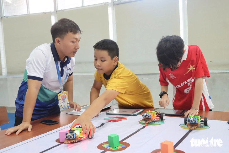 Thiếu nhi TP.HCM thích thú đánh cờ vua cùng robot, trải nghiệm STEAM - Ảnh 3.
