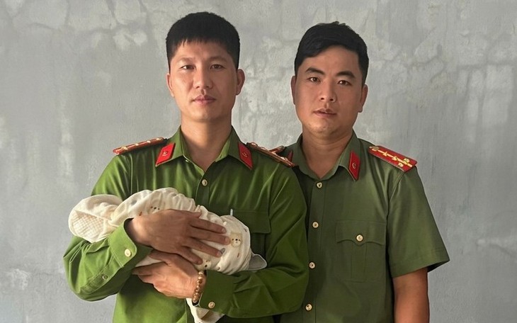 Bé trai 1 tháng tuổi bị bỏ rơi bên đường kèm bức thư ghi 'hoàn cảnh khó khăn' của người mẹ - Ảnh 2.