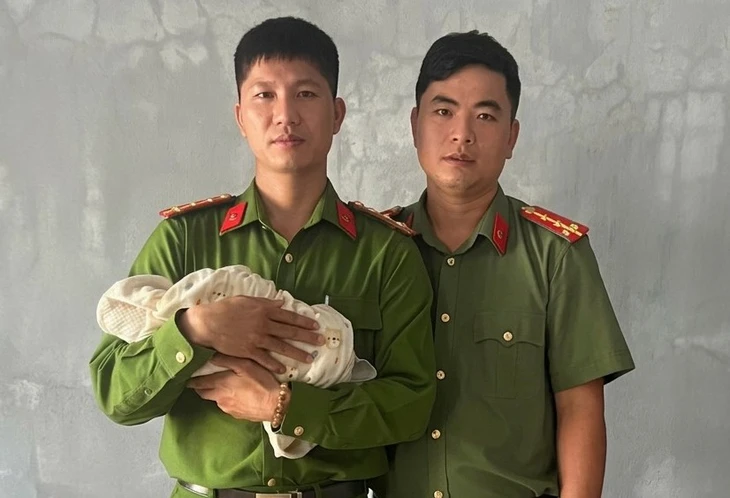 Bé trai 3 ngày tuổi bị bỏ rơi trước chùa Hoằng Phúc đã được người thân đến nhận lại - Ảnh 1.