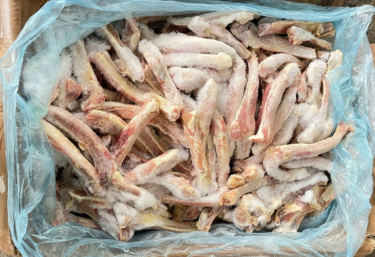 Đồng Nai phát hiện hơn 7 tấn chân gà đông lạnh quá hạn, không rõ nguồn gốc xuất xứ - Ảnh 4.