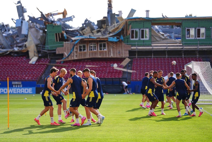 Tuyển Thụy Điển tập luyện giữa ‘công trường’ tại World Cup 2026 - Ảnh 1.