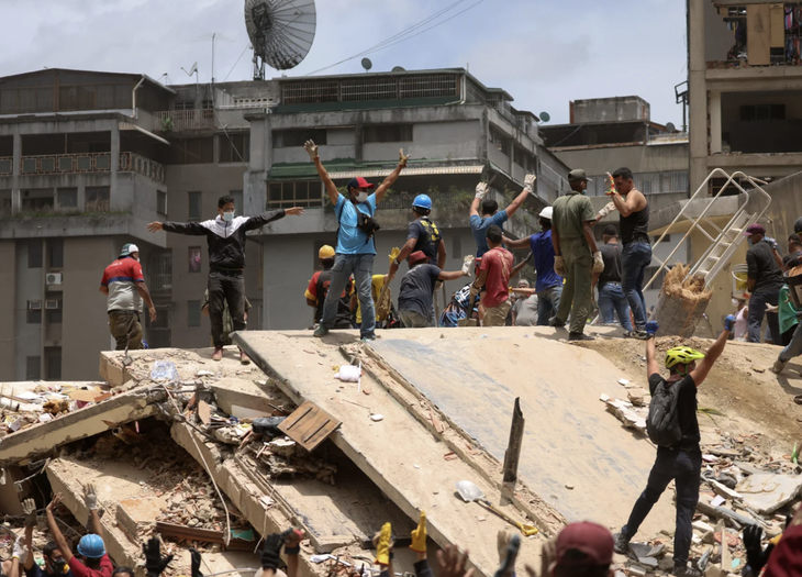 Nhân viên cứu hộ kể lại quá trình gian nan giải cứu các nạn nhân tại Venezuela - Ảnh 1.