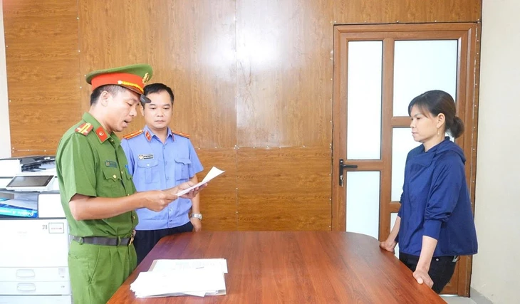 Khởi tố chủ cửa hàng hải sản dùng vòi xịt tăng áp phun nước vào mặt bà bán rau - Ảnh 2.