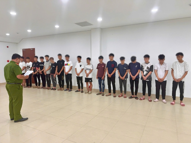 Liên tiếp khởi tố nhiều ‘trẻ trâu’ mang hung khí, đua xe gây náo loạn đường phố Huế - Ảnh 1.