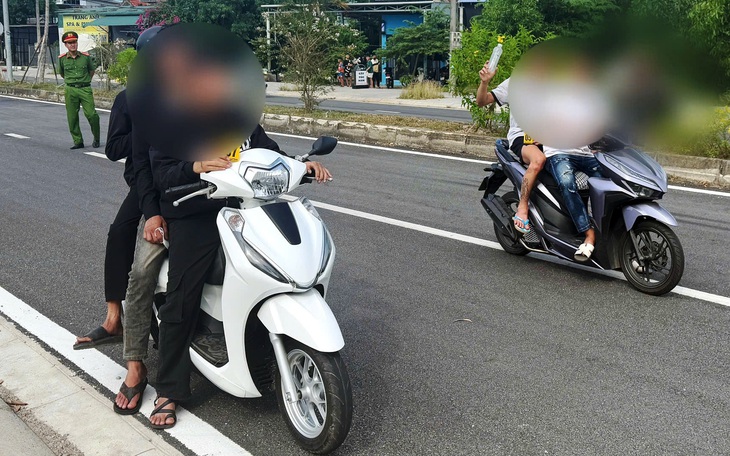 Xử lý nhóm thanh thiếu niên vác dao tự chế, ‘kẹp ba’ rú ga gây náo loạn đường phố ở Đồng Nai - Ảnh 3.